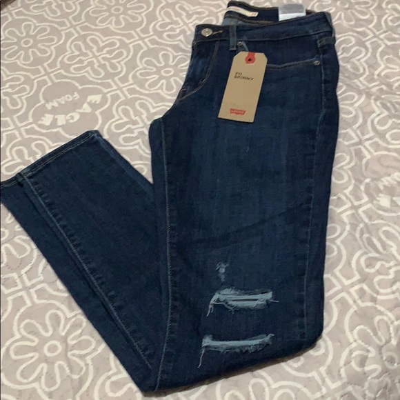Levi's Denim - Levi’s 711 skinny jeans size 28/ 30. NWT Levi's Denim - Levi’s 711 skinny jeans size 28/ 30. NWT